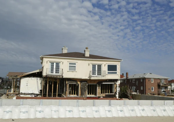 Maison de plage endommagée dans une zone dévastée un an après l'ouragan Sandy — Photo