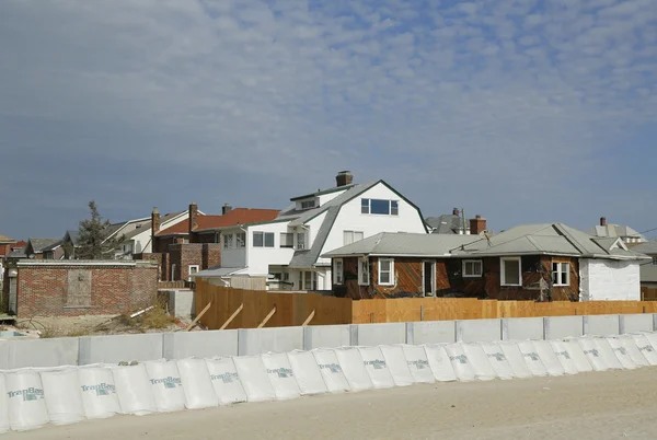 Dom na plaży uszkodzone w zniszczonych powierzchni rok po huraganie piaszczyste — Zdjęcie stockowe