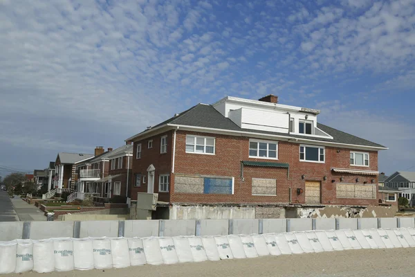 Casa sulla spiaggia danneggiata in zona devastata un anno dopo l'uragano Sandy — Foto Stock