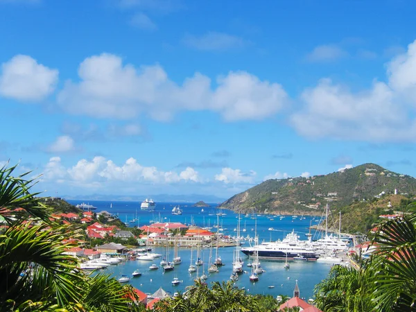 Luchtfoto in gustavia harbor met mega jachten bij st barts, Frans west-Indië — Stockfoto