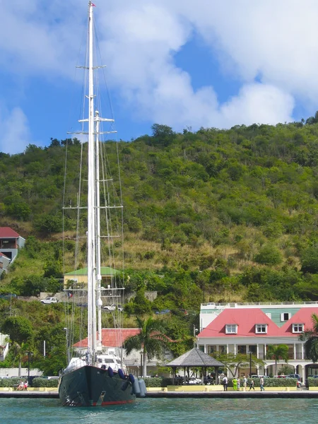 Mega yacht i gustavia hamnen i st barts, frech Västindien — Stockfoto
