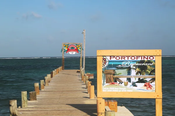 Dřevěná dok na nábřeží v san pedro, belize — Stock fotografie