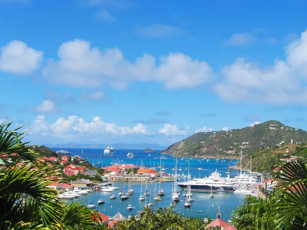 Vue aérienne au port de Gustavia avec des méga yachts à St Barts, Antilles françaises Photos De Stock Libres De Droits