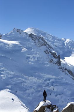 Tanımlanamayan dağcılar eğitmen aiguille du midi dağ tepe istasyonunda Fransız alps