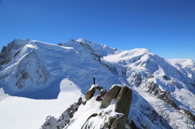 Tanımlanamayan dağcılar eğitmen aiguille du midi dağ tepe istasyonunda Fransız alps