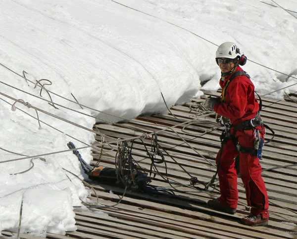 Escalador no identificado en la estación de montaña de la Aiguille du Midi en los Alpes franceses —  Fotos de Stock