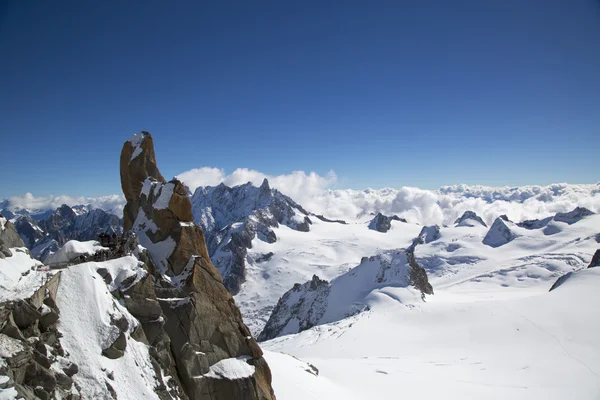 Пик и точка наблюдения Rebuffat на вершине горной станции Aiguille du Midi во французских Альпах — стоковое фото