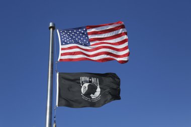 Amerikan ve pow mia bayrakları