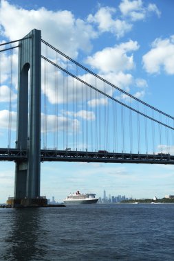 Queen mary 2 cruise gemisi new york Harbor verrazano Köprüsünün altında