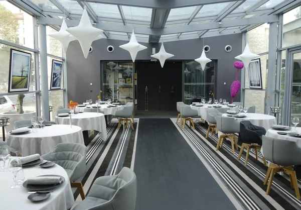 泰特杜瓦餐厅现代内部装饰在里昂 — 图库照片