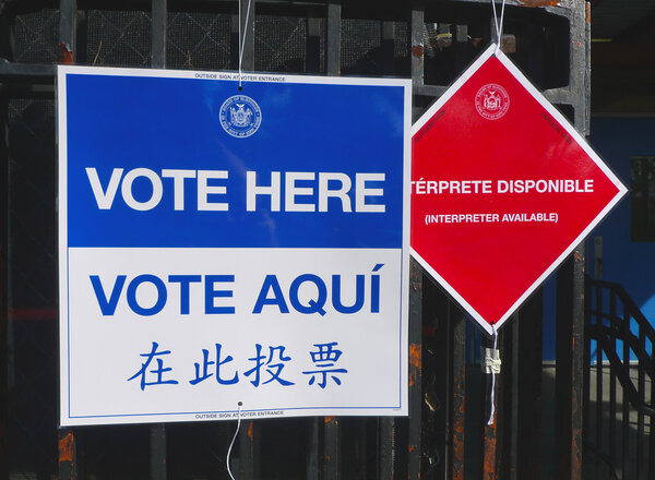 Знаки на избирательном участке в Нью-Йорке
