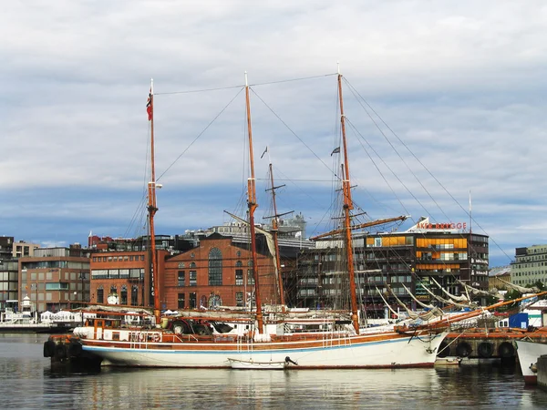 Hoog schip in de haven in oslo — Stockfoto