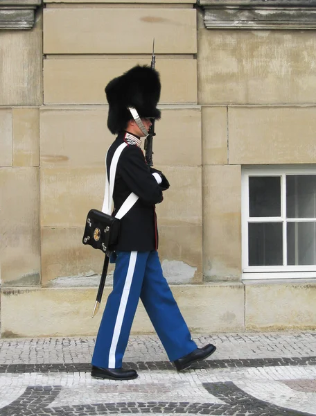 Guardia Real que vigila el Castillo de Amalienborg en Copenhague, Dinamarca — Foto de Stock