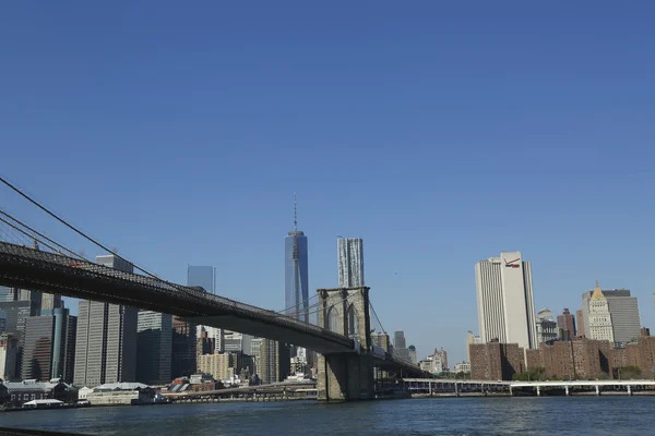 Puente de Brooklyn y Torre de la Libertad en Lower Manhattan — Foto de Stock