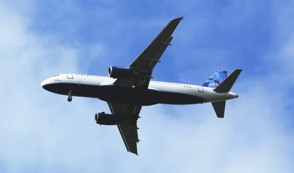 ニューヨーク jfk 空港に着陸する前に空にジェット ブルー航空エアバス a320 — ストック写真