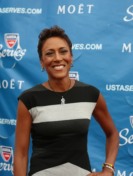 El presentador de televisión Robin Roberts en la alfombra roja antes de la ceremonia de apertura del Abierto de EE.UU. 2013 — Foto de Stock