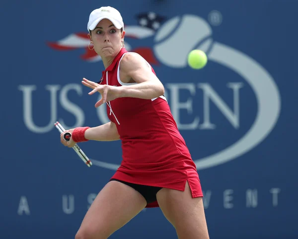 Jugadora de tenis profesional Alize Cornet durante el partido de individuales de tercera ronda en el US Open 2013 —  Fotos de Stock