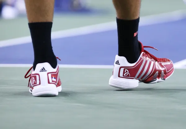 Seis veces campeón del Grand Slam Novak Djokovic usa zapatos de tenis Adidas personalizados durante el partido en el US Open 2013 — Foto de Stock