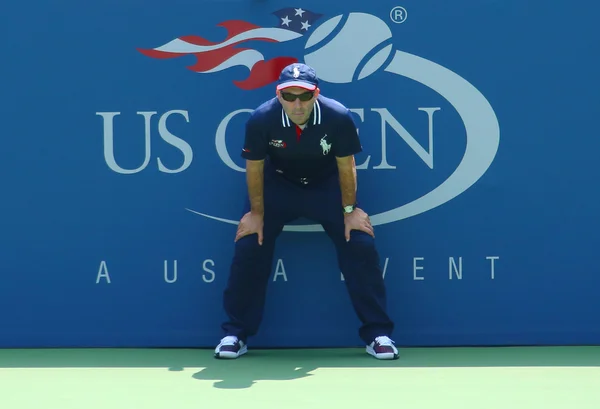 Line judge during first round match between Christina McHale and Julia Goerges at US Open 2013 — Stock Photo, Image