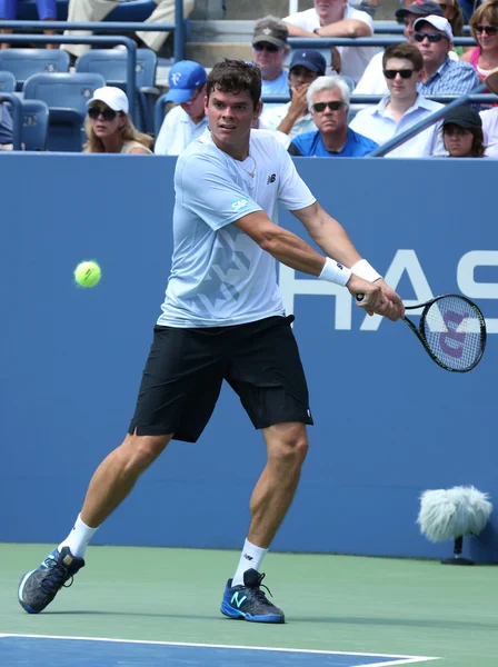 Tennisprofi Milos Raonic im Erstrundeneinzel bei den US Open 2013 — Stockfoto