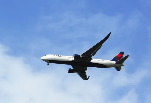 デルタ航空ボーイング 767 ニューヨークの jfk 空港で上陸する前に空します。 — ストック写真