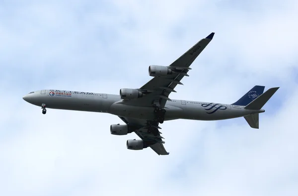 China Eastern Airbus A340 in New York sky before landing at JFK Airport — Stock Photo, Image