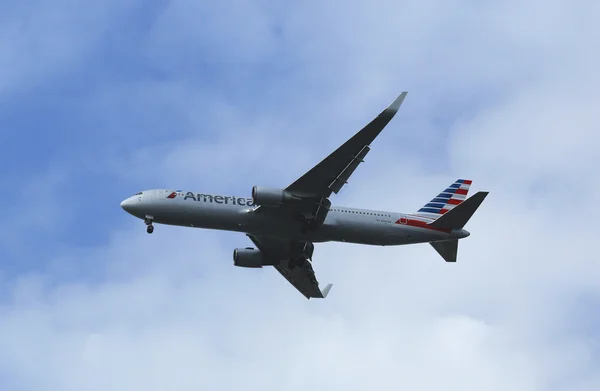 American Airlines Boeing 767 in New York sky before landing at JFK Airport — Stock Photo, Image