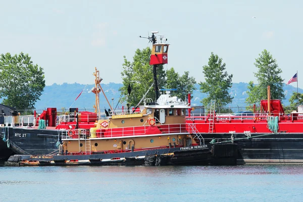 Tugboat Franklin Reinauer en Erie Basin en la sección Red Hook de Brooklyn — Foto de Stock