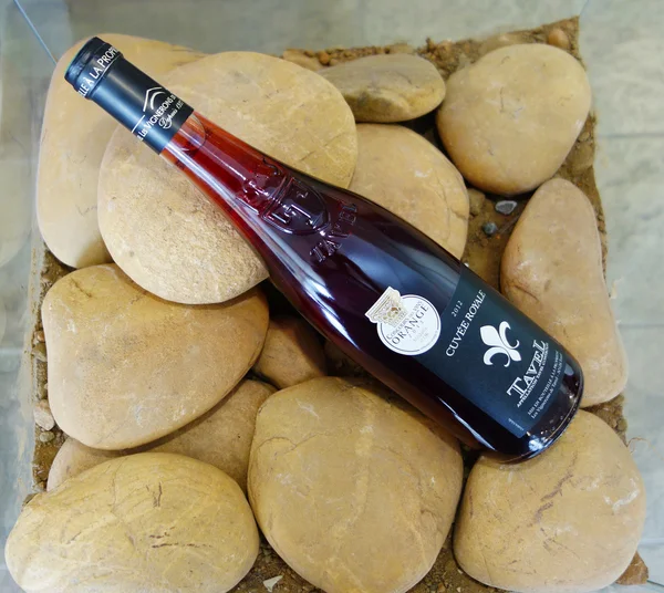Tavel şişe şarap örnek toprak ekranda tavel, Fransa ile yükseldi — Stok fotoğraf