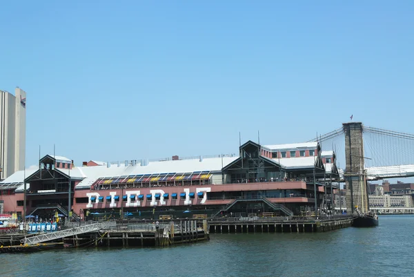 Pier 17 på south street seaport i lower manhattan — Stockfoto