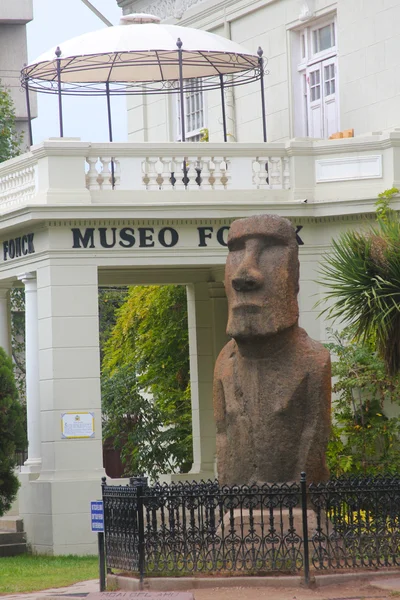 Posąg Moai przed fonck museo w vina del mar, chile — Zdjęcie stockowe