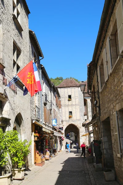 Rue de la Couronnerie y vista de Porte Salmon en Rocamadour, Francia — Foto de Stock