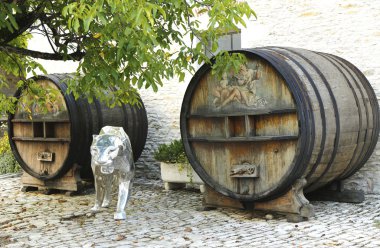 eski boyalı Fransa chateau de pommard içinde Şarap fıçıları