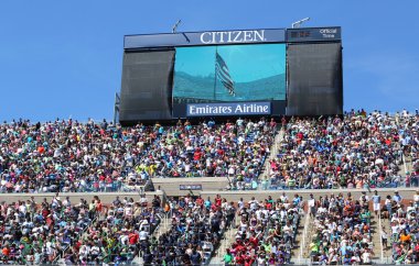 Seyirciler ayakta Arthur ashe Stadyumu arthur için açılış töreni sırasında Amerikan marşı performans için ashe çocuklar günü 2013