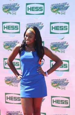 şarkıcı coco jones katılır arthur ashe çocuklar günü 2013 billie jean king Ulusal Tenis Merkezi