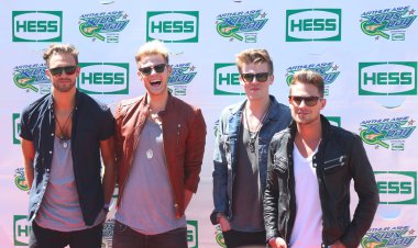 İngiliz pop-rock band lawson katılır arthur ashe çocuklar günü 2013 billie jean king Ulusal Tenis Merkezi