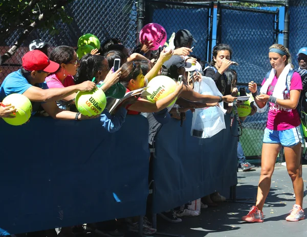 Deux fois championne du Grand Chelem Victoria Azarenka signe des autographes après l'entraînement pour l'US Open 2013 — Photo