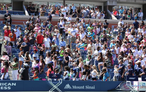 Zuschauer stehen im arthur ashe stadion für die amerikanische hymne bei der eröffnung des arthur ashe kids day 2013 — Stockfoto