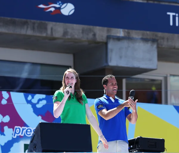 Čtyřnásobný olympijský vítěz missy franklin co-hostitel s televizní osobnost quddus na Arthura ashe děti den 2013 billie jean Kingová Národní tenisové centrum — Stock fotografie