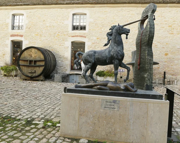 Die Einhorn-Bronzestatue von salvador dali auf dem Hofplatz im Inneren des Weinguts Chateau de Pommard in Frankreich — Stockfoto