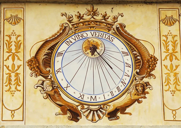 In Vino Veritas Sundial clock in Chateau de Pommard in Burgundy, France — Stock Photo, Image