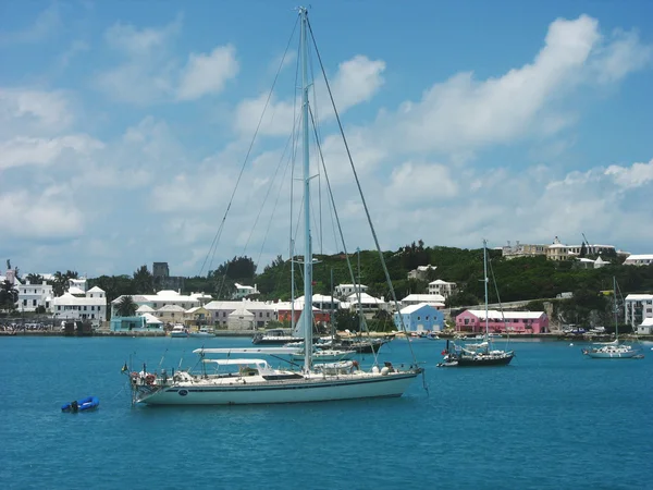 Yates en Hamilton Harbor cerca de Fairmont Hamilton Princess en Bermudas — Foto de Stock