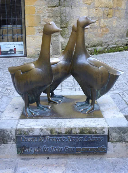Bronze geese statue by Francois-Xavier Lalanne in Sarlat, France — Stock Photo, Image