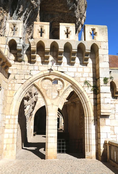 Spröjsade fönster och arch i biskopliga staden rocamadour, Frankrike — Stockfoto