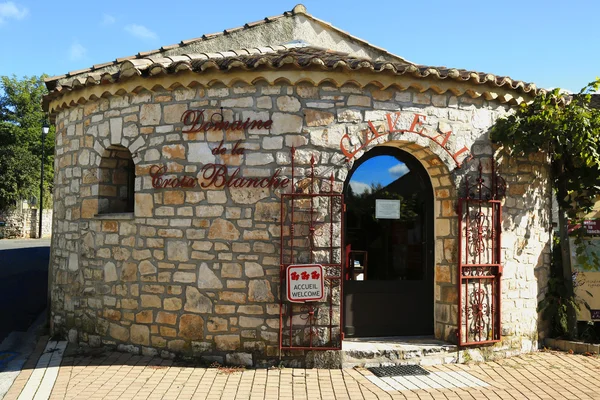 Bodega en la bodega Domaine de la Croix Blanche en Ardeche, Francia — Foto de Stock