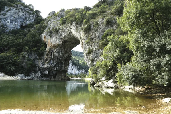 Vallon pont d'arc, přírodní oblouk v ardeche, Francie — Stock fotografie