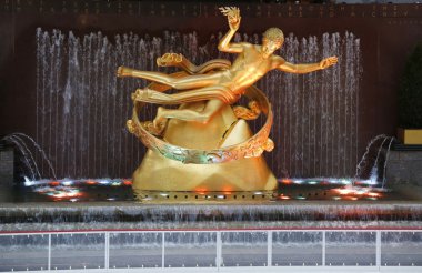 prometheus bir heykeli midtown Manhattan'ın alt plaza rockefeller Center rockefeller center Noel ağacının altında