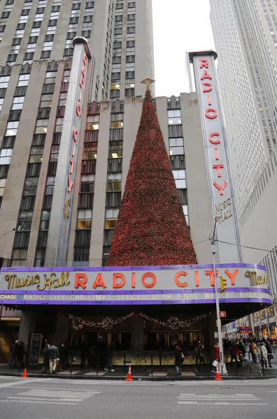 Знаменитый нью-йоркский Radio City Music Hall в Рокфеллер-центре — стоковое фото