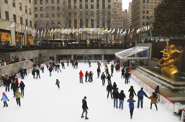 Centro Lower Plaza of Rockefeller con pista de patinaje sobre hielo y árbol de Navidad en Midtown Manhattan — Foto de Stock