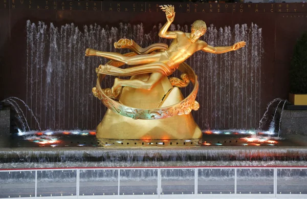 Statue of Prometheus under Rockefeller Center Christmas Tree at the Lower Plaza of Rockefeller Center in Midtown Manhattan — Stock Photo, Image